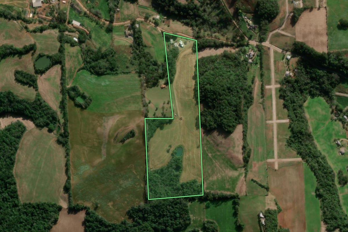 Imagem de satélite do imóvel rural em Nova Bassano (RS), com o contorno declarado no CAR desenhado por cima.