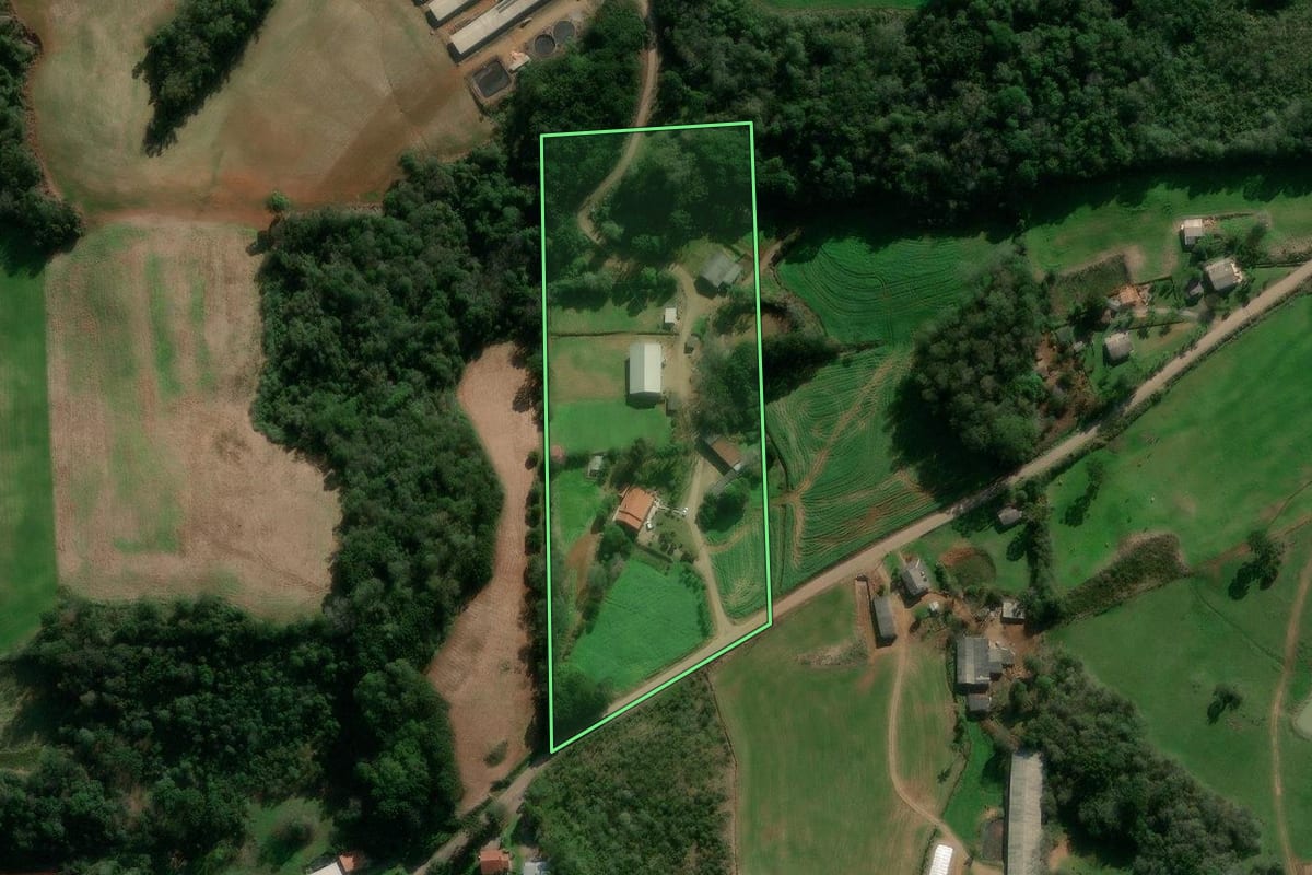 Imagem de satélite do imóvel rural em Nova Bassano (RS), com o contorno declarado no CAR desenhado por cima.
