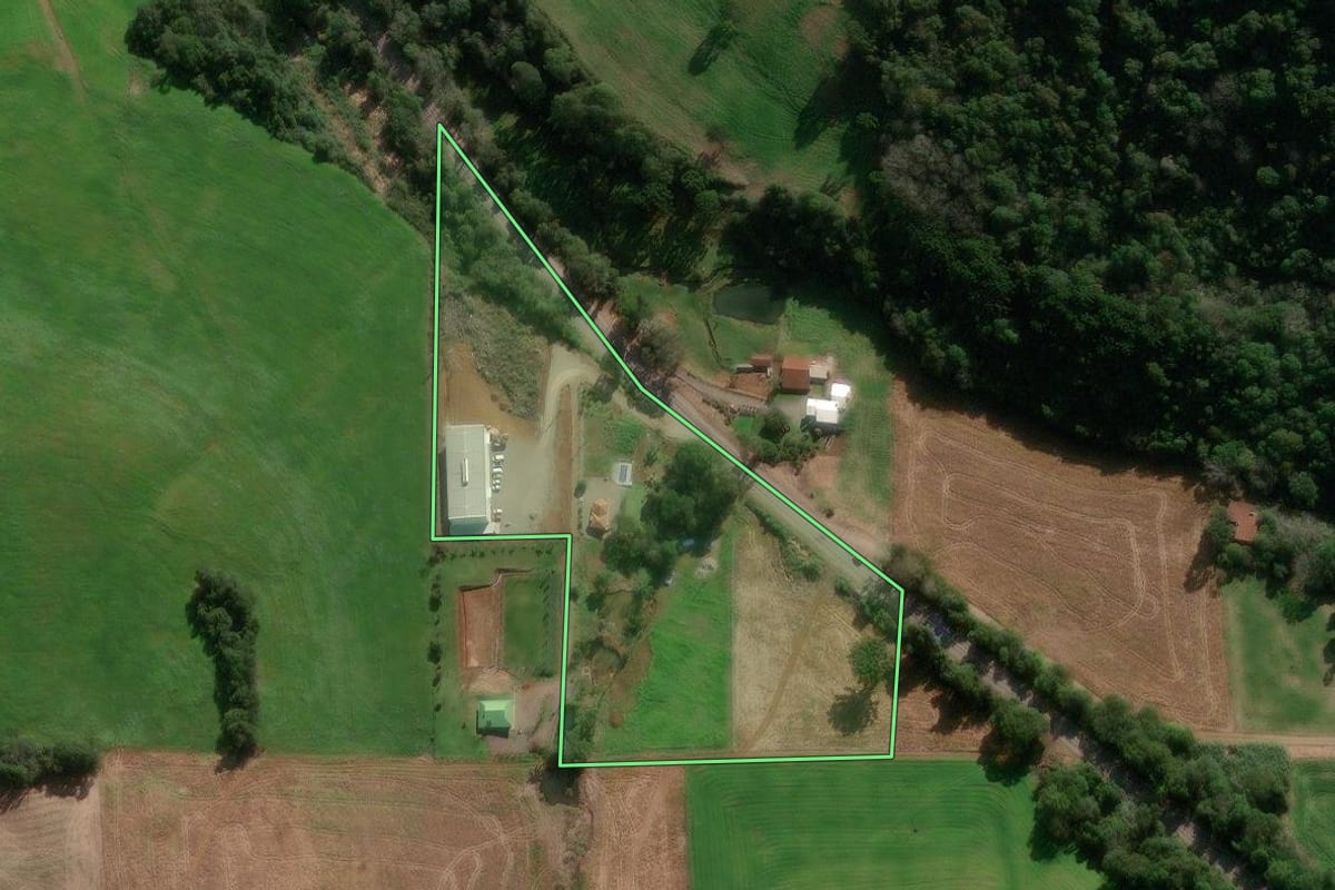 Imagem de satélite do imóvel rural em Nova Bassano (RS), com o contorno declarado no CAR desenhado por cima.