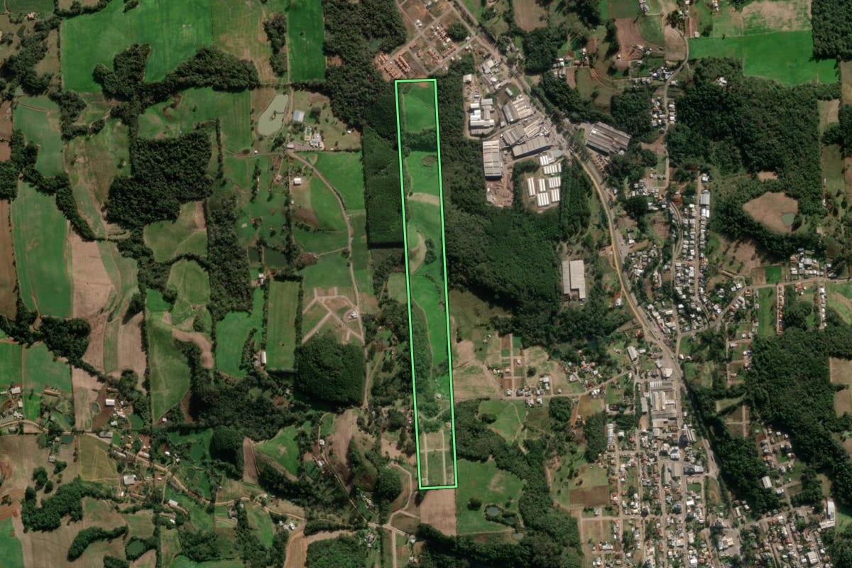 Imagem de satélite do imóvel rural em Nova Bassano (RS), com o contorno declarado no CAR desenhado por cima.