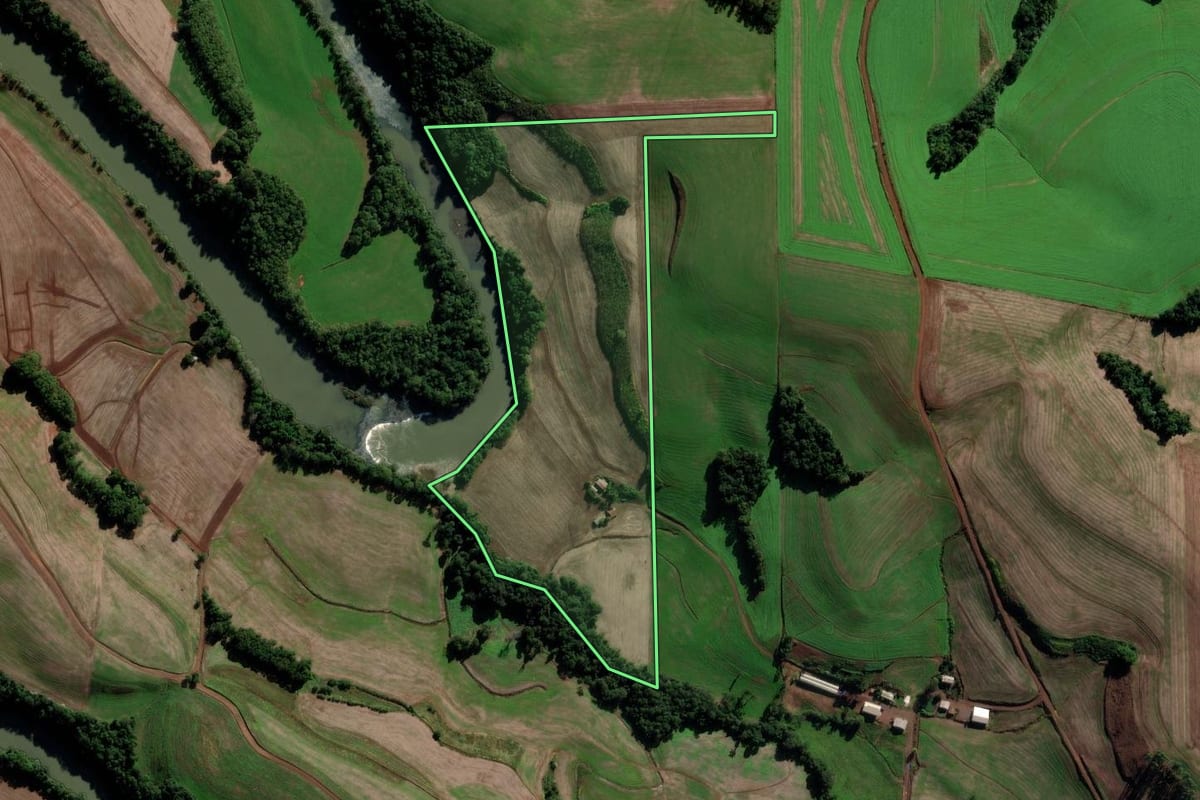 Imagem de satélite do imóvel rural em Nova Boa Vista (RS), com o contorno declarado no CAR desenhado por cima.
