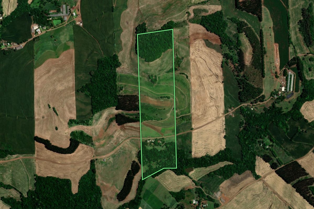 Imagem de satélite do imóvel rural em Nova Boa Vista (RS), com o contorno declarado no CAR desenhado por cima.