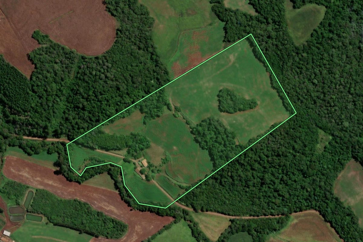 Imagem de satélite do imóvel rural em Nova Candelária (RS), com o contorno declarado no CAR desenhado por cima.