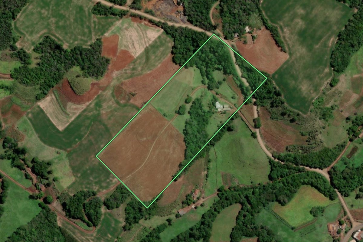 Imagem de satélite do imóvel rural em Nova Candelária (RS), com o contorno declarado no CAR desenhado por cima.