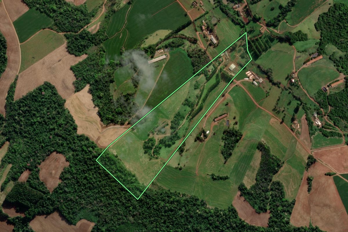 Imagem de satélite do imóvel rural em Nova Candelária (RS), com o contorno declarado no CAR desenhado por cima.