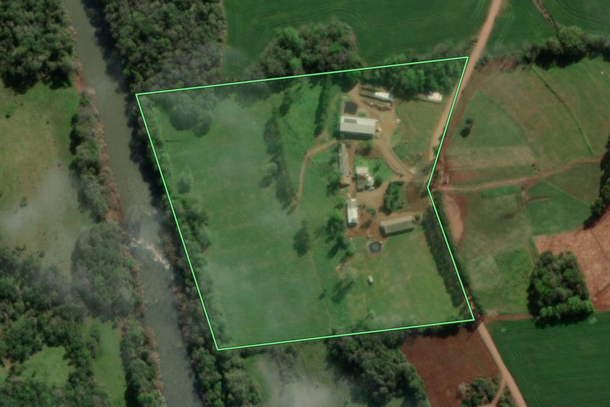 Imagem de satélite do imóvel rural em Nova Candelária (RS), com o contorno declarado no CAR desenhado por cima.