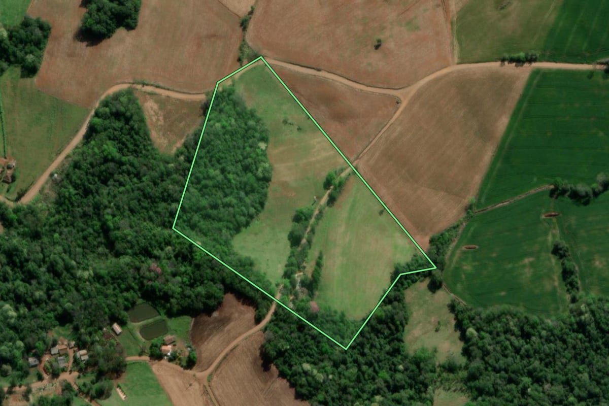 Imagem de satélite do imóvel rural em Nova Candelária (RS), com o contorno declarado no CAR desenhado por cima.