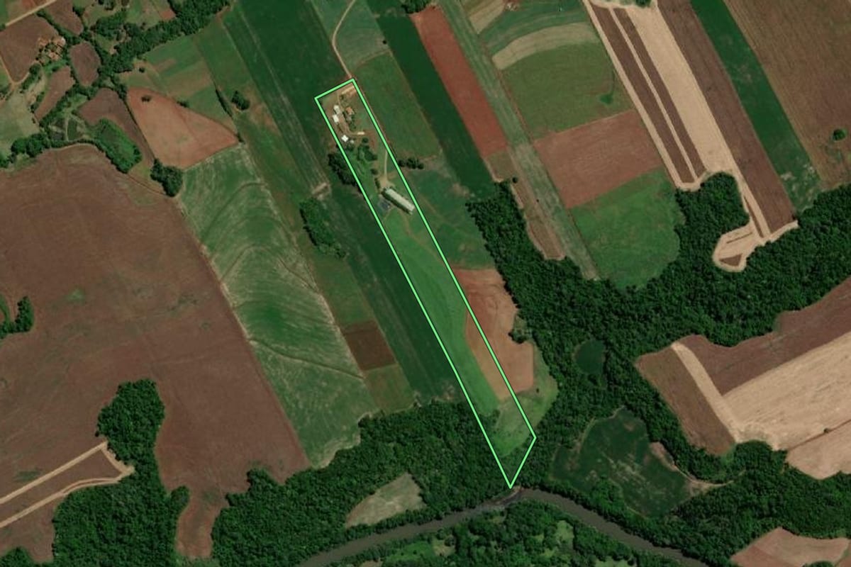 Imagem de satélite do imóvel rural em Nova Candelária (RS), com o contorno declarado no CAR desenhado por cima.