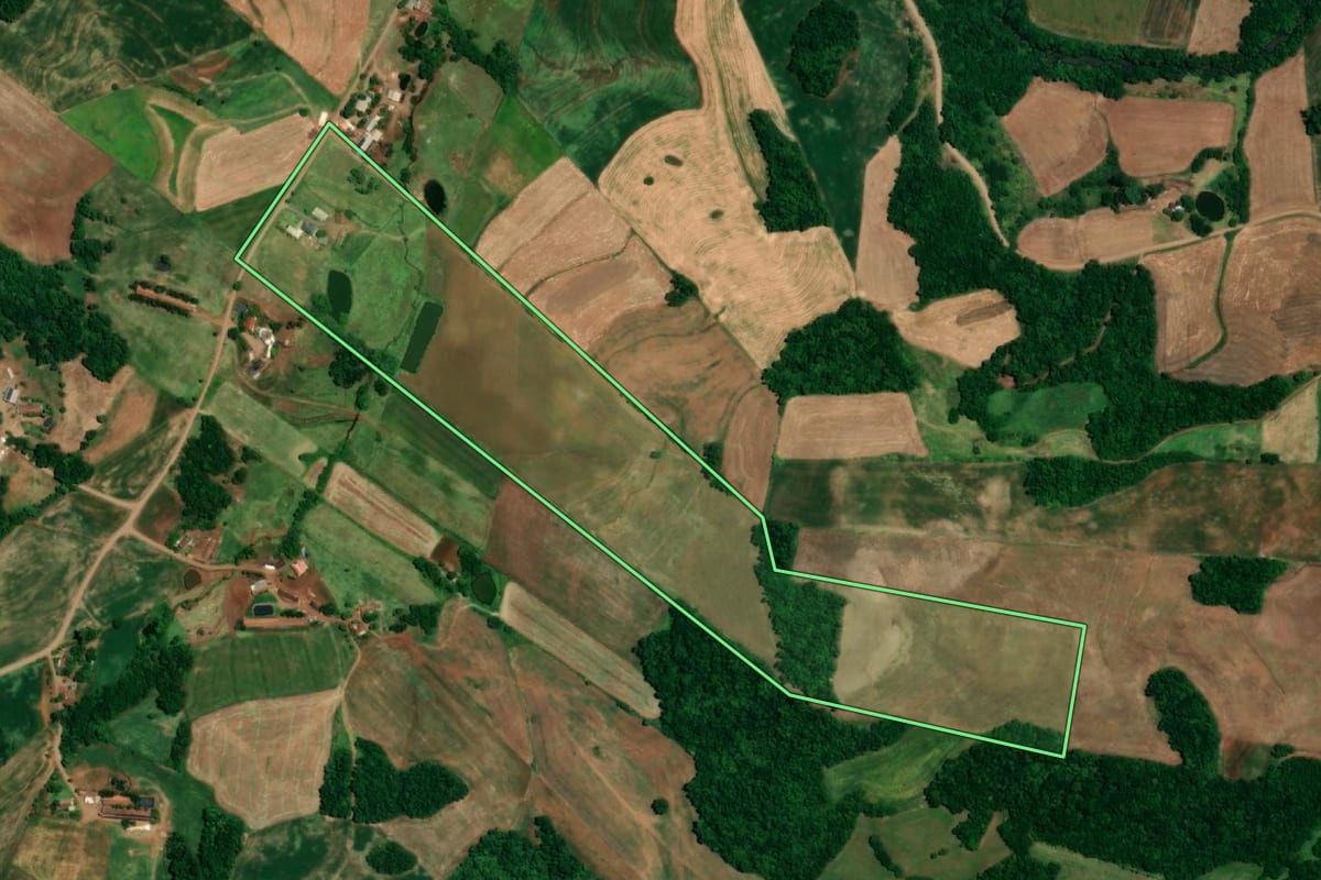 Imagem de satélite do imóvel rural em Nova Candelária (RS), com o contorno declarado no CAR desenhado por cima.