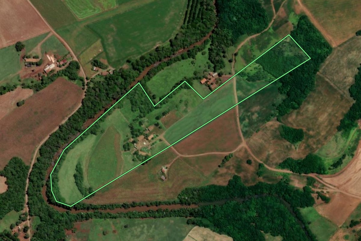 Imagem de satélite do imóvel rural em Nova Candelária (RS), com o contorno declarado no CAR desenhado por cima.