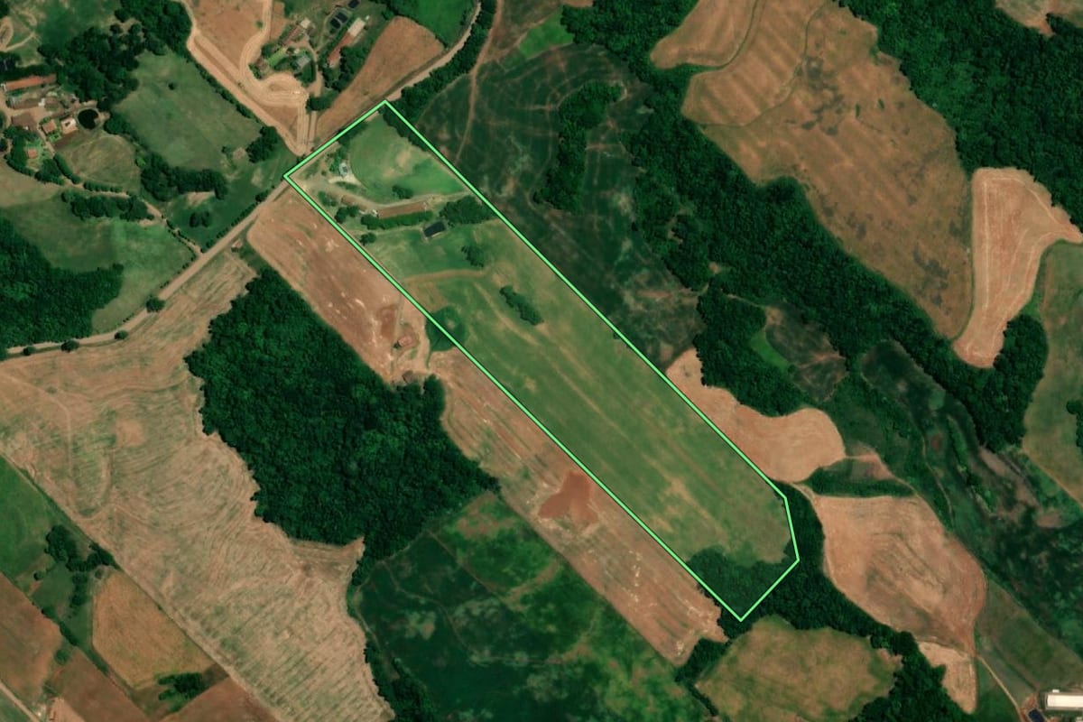 Imagem de satélite do imóvel rural em Nova Candelária (RS), com o contorno declarado no CAR desenhado por cima.