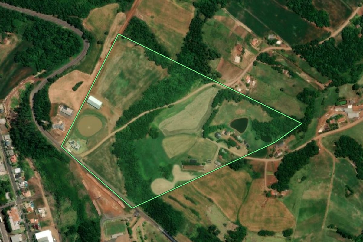 Imagem de satélite do imóvel rural em Nova Candelária (RS), com o contorno declarado no CAR desenhado por cima.