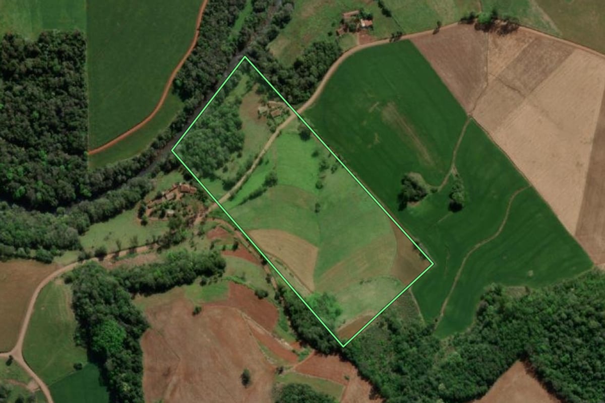 Imagem de satélite do imóvel rural em Nova Candelária (RS), com o contorno declarado no CAR desenhado por cima.