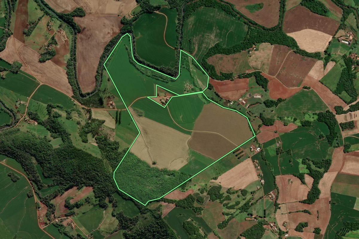 Imagem de satélite do imóvel rural em Nova Candelária (RS), com o contorno declarado no CAR desenhado por cima.