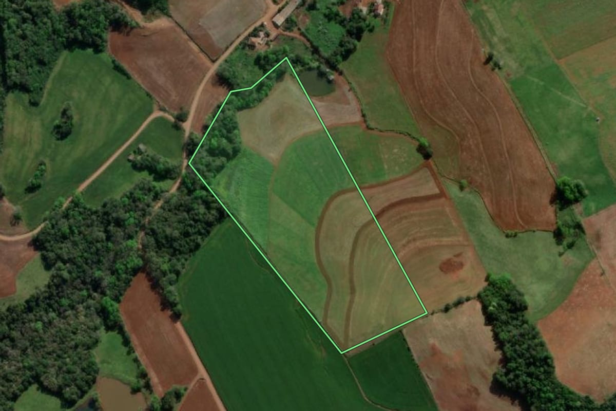 Imagem de satélite do imóvel rural em Nova Candelária (RS), com o contorno declarado no CAR desenhado por cima.