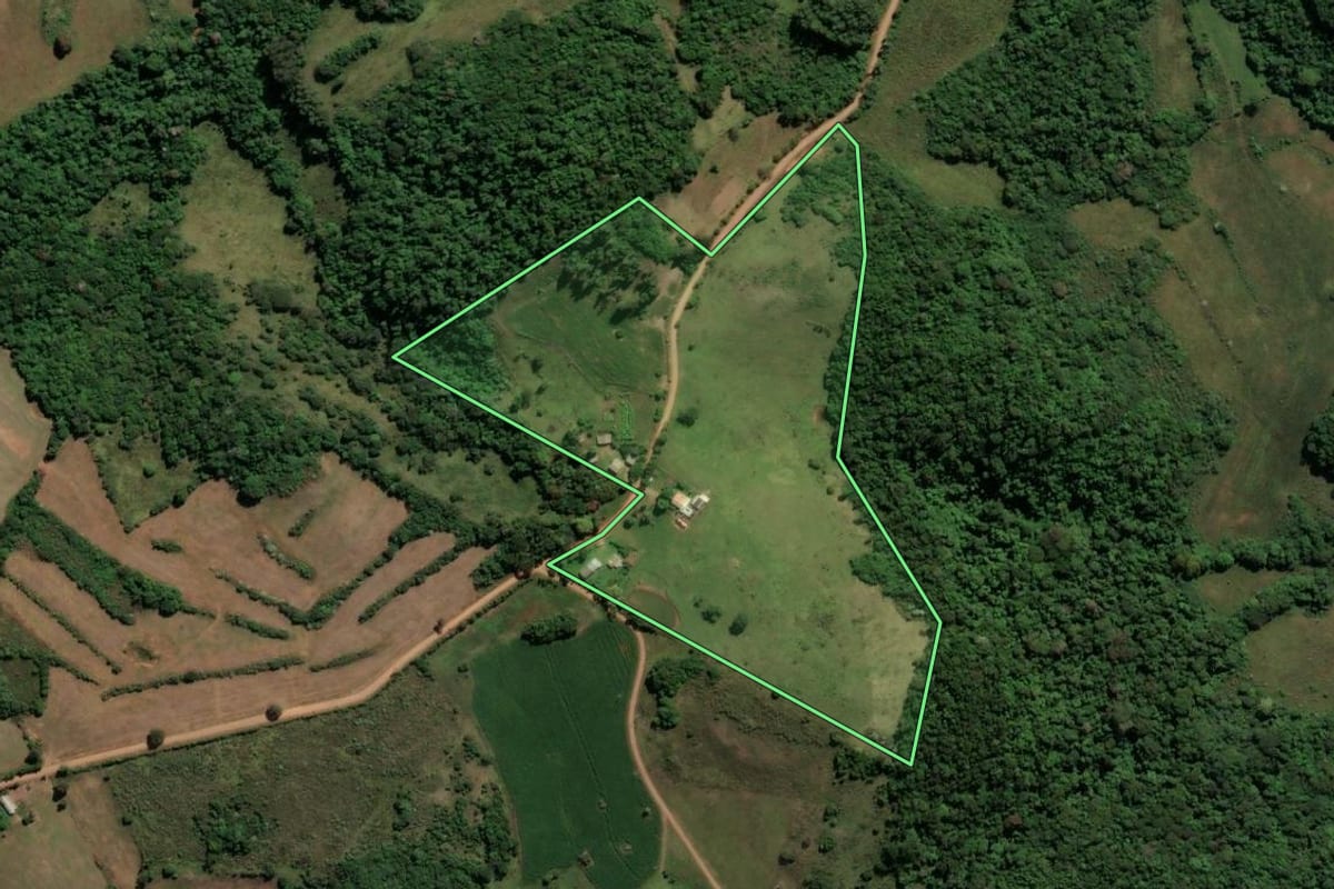 Imagem de satélite do imóvel rural em Nova Esperança do Sul (RS), com o contorno declarado no CAR desenhado por cima.