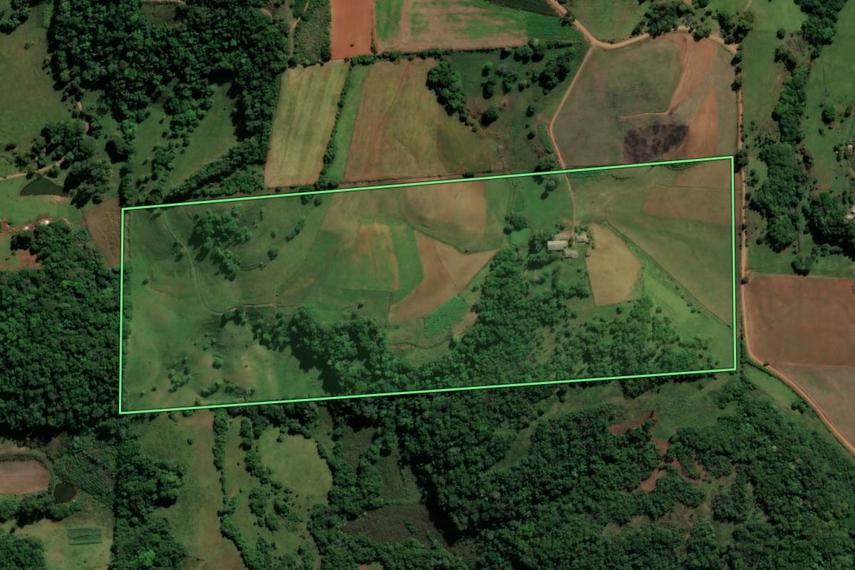 Imagem de satélite do imóvel rural em Nova Esperança do Sul (RS), com o contorno declarado no CAR desenhado por cima.