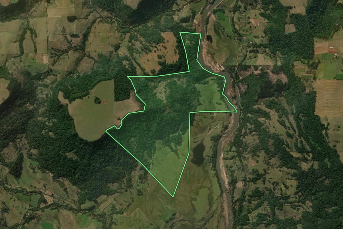 Imagem de satélite do imóvel rural em Nova Esperança do Sul (RS), com o contorno declarado no CAR desenhado por cima.
