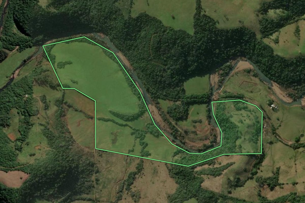 Imagem de satélite do imóvel rural em Nova Esperança do Sul (RS), com o contorno declarado no CAR desenhado por cima.