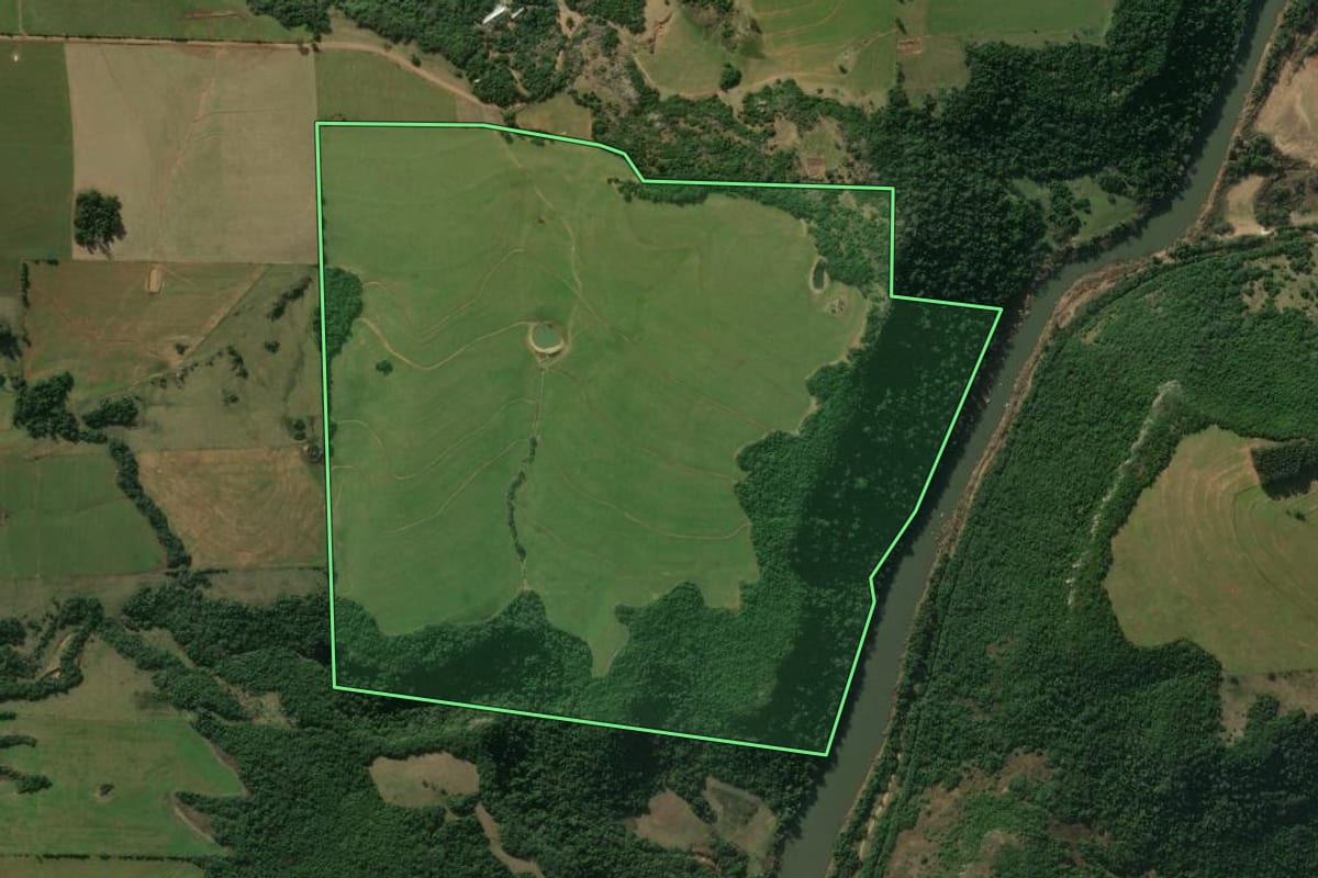 Imagem de satélite do imóvel rural em Nova Esperança do Sul (RS), com o contorno declarado no CAR desenhado por cima.