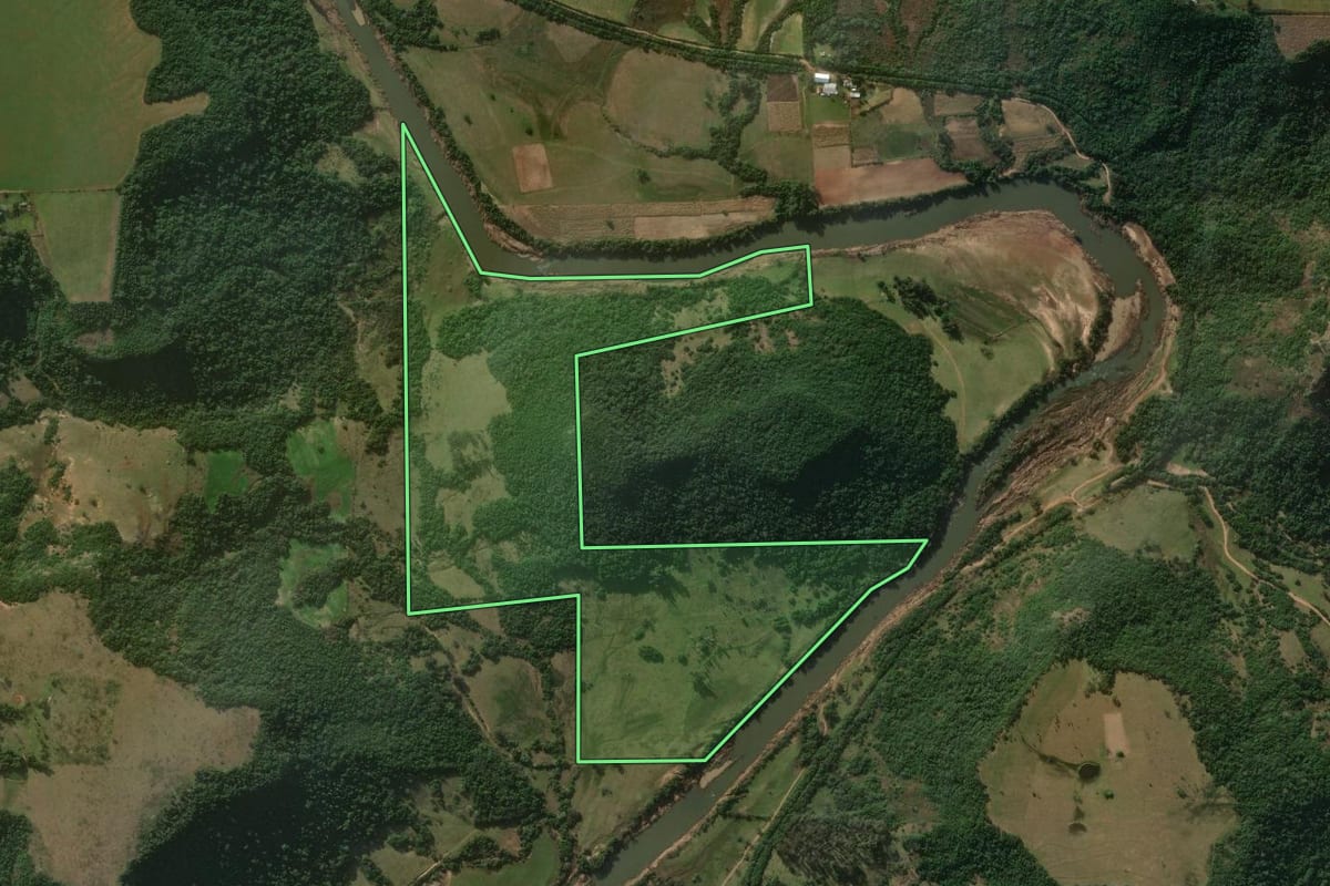 Imagem de satélite do imóvel rural em Nova Esperança do Sul (RS), com o contorno declarado no CAR desenhado por cima.