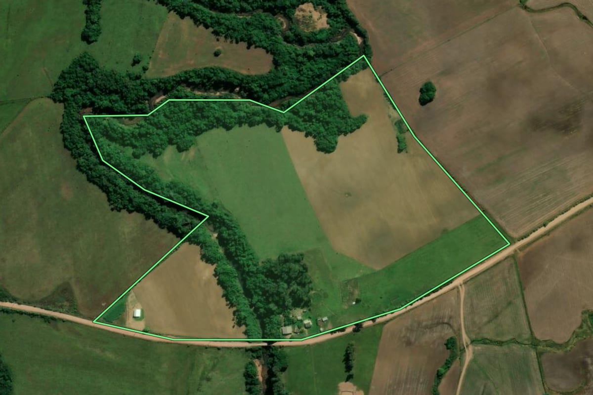 Imagem de satélite do imóvel rural em Nova Esperança do Sul (RS), com o contorno declarado no CAR desenhado por cima.