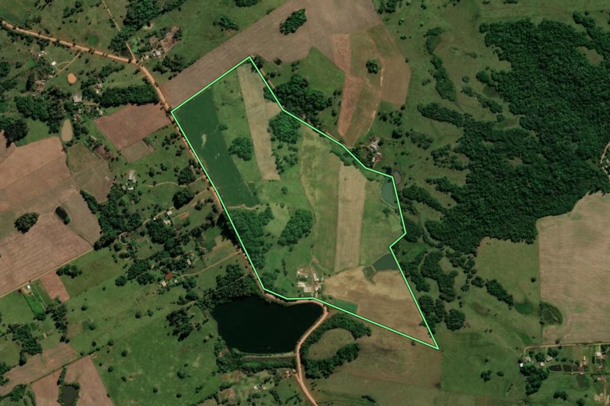 Imagem de satélite do imóvel rural em Nova Esperança do Sul (RS), com o contorno declarado no CAR desenhado por cima.