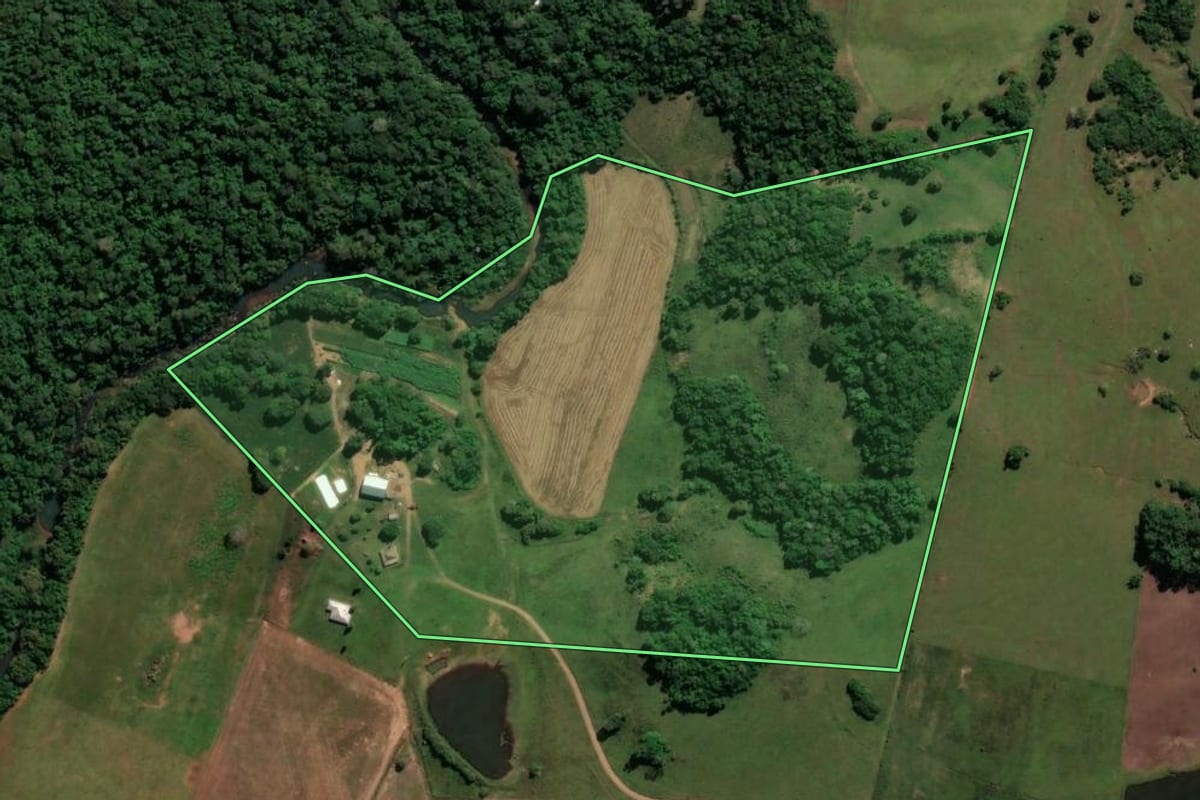 Imagem de satélite do imóvel rural em Nova Esperança do Sul (RS), com o contorno declarado no CAR desenhado por cima.