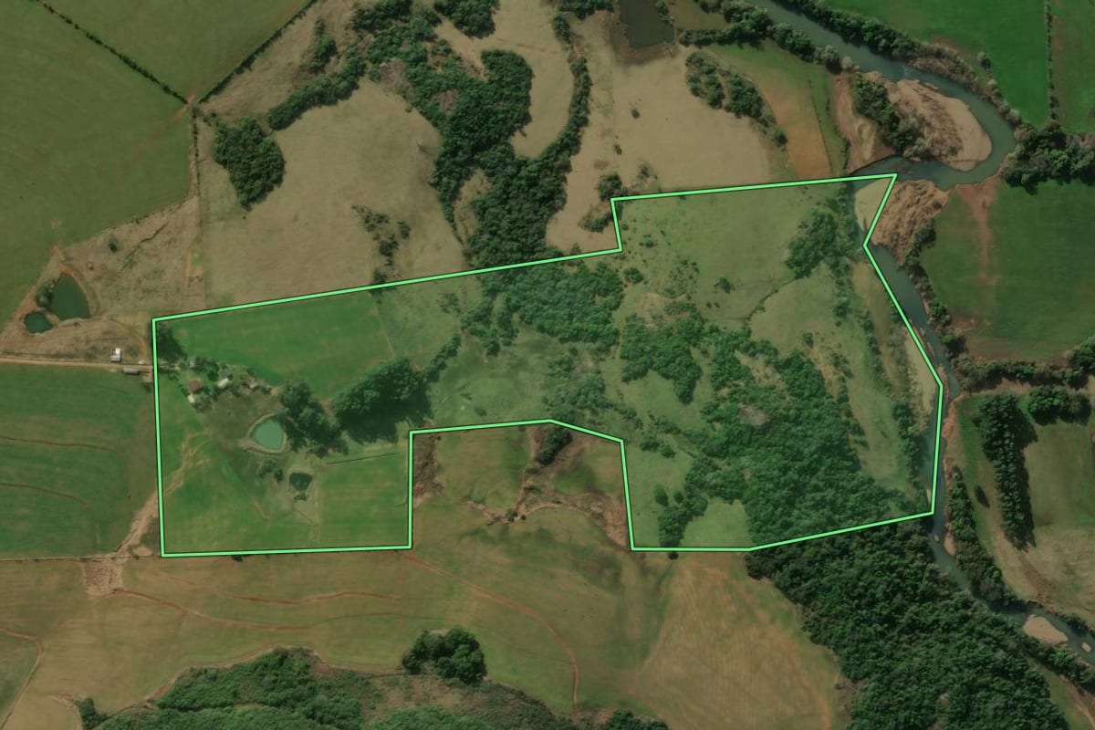 Imagem de satélite do imóvel rural em Nova Esperança do Sul (RS), com o contorno declarado no CAR desenhado por cima.
