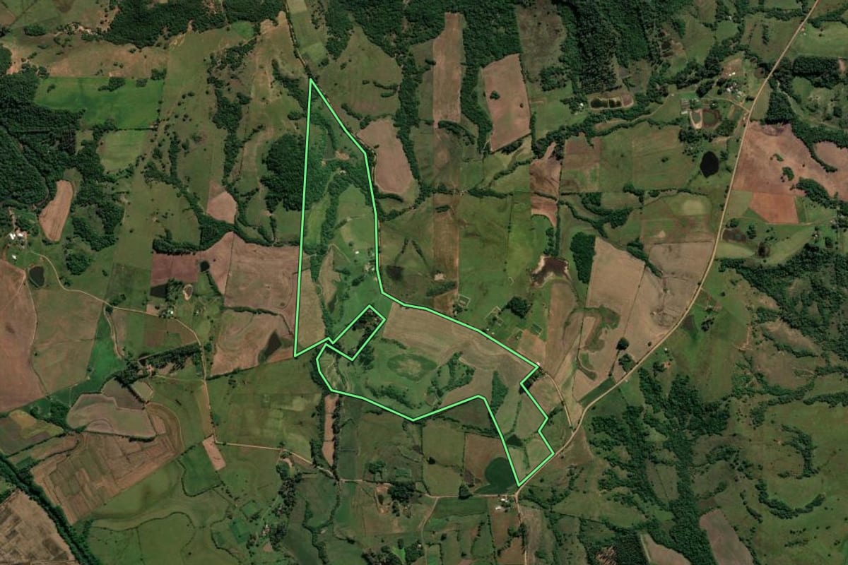 Imagem de satélite do imóvel rural em Nova Esperança do Sul (RS), com o contorno declarado no CAR desenhado por cima.
