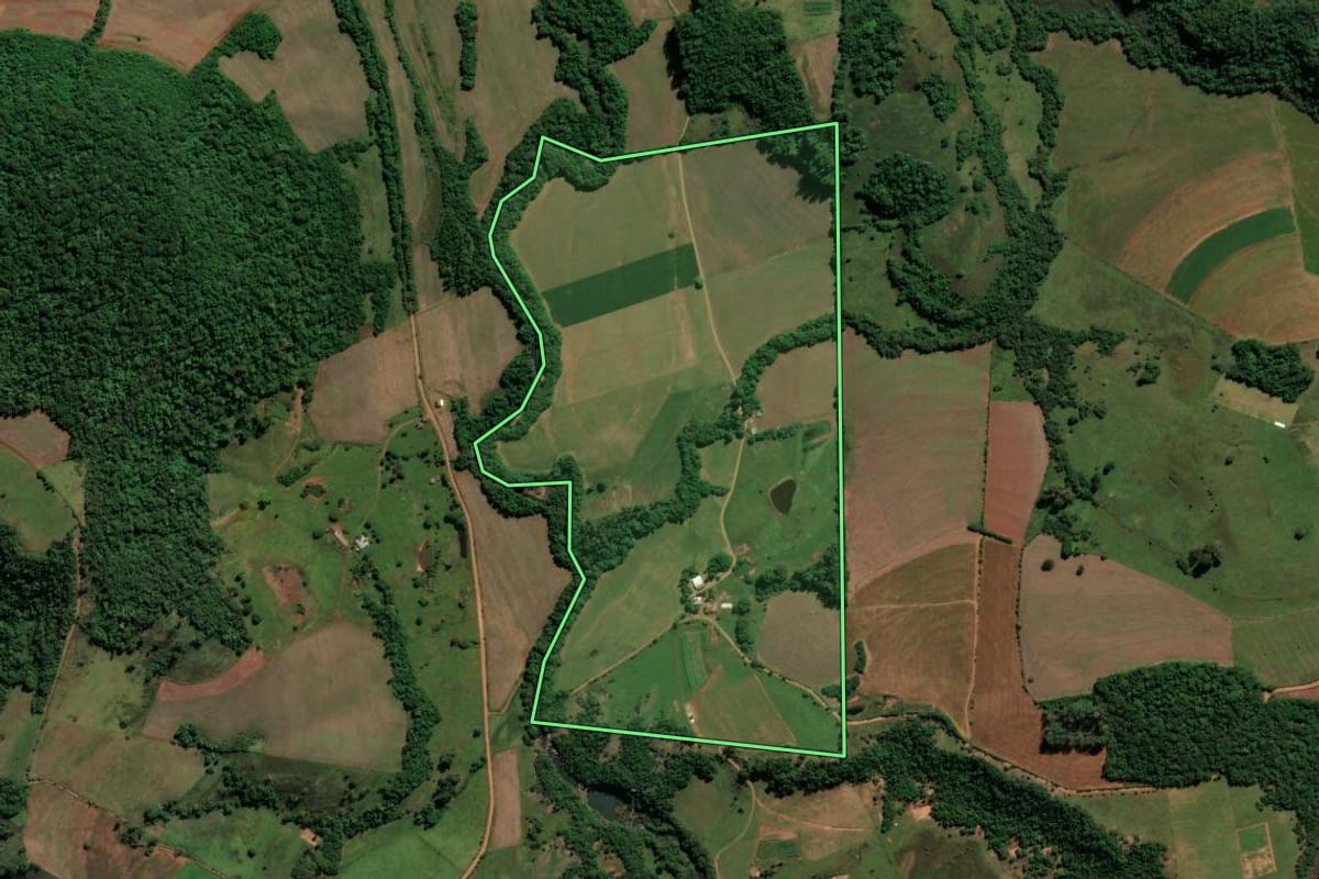 Imagem de satélite do imóvel rural em Nova Esperança do Sul (RS), com o contorno declarado no CAR desenhado por cima.