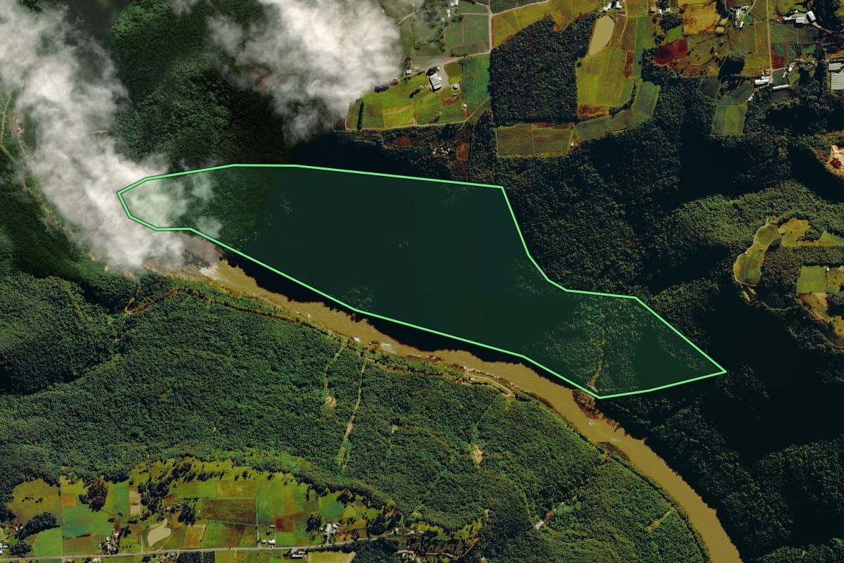 Imagem de satélite do imóvel rural em Nova Pádua (RS), com o contorno declarado no CAR desenhado por cima.