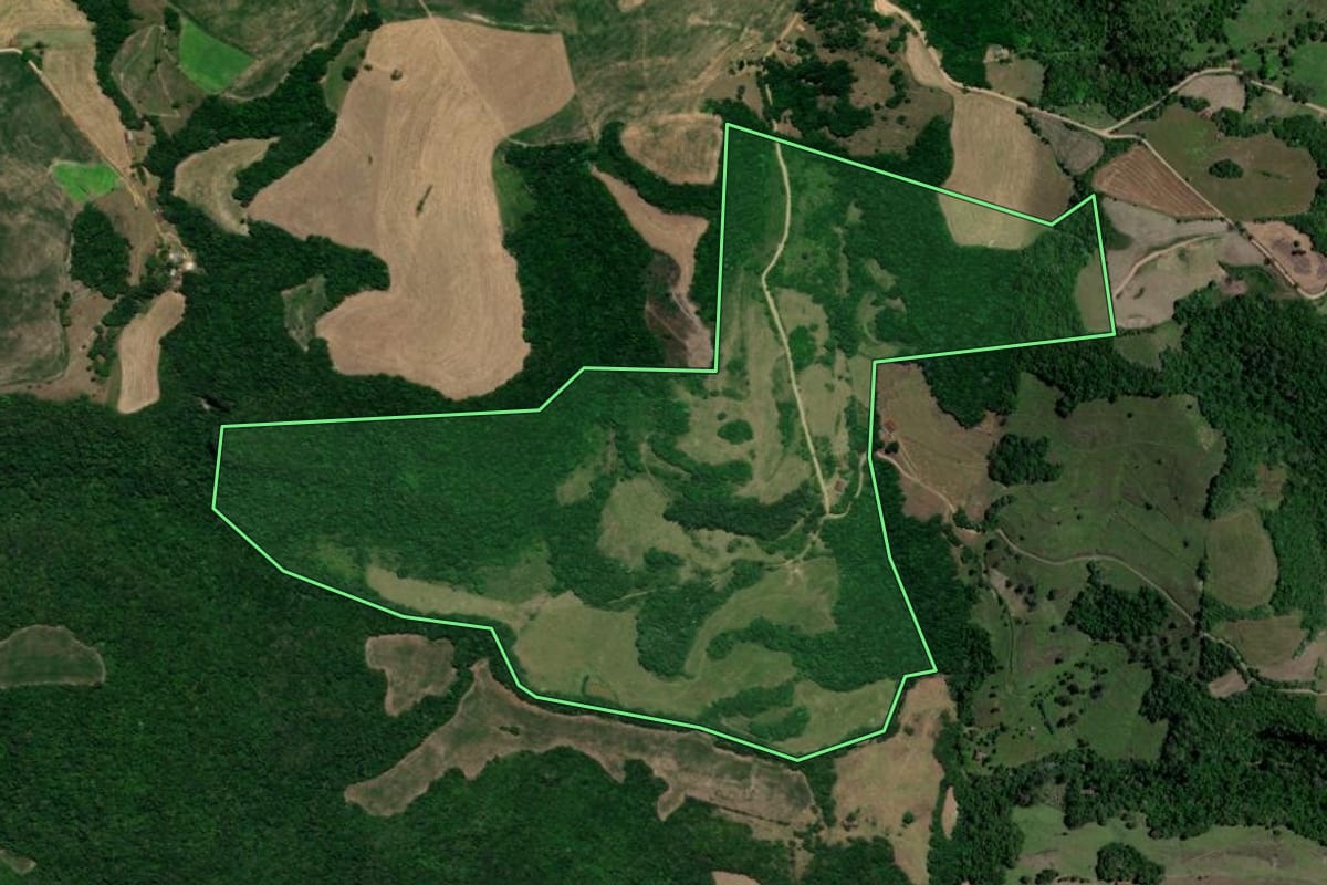 Imagem de satélite do imóvel rural em Nova Palma (RS), com o contorno declarado no CAR desenhado por cima.