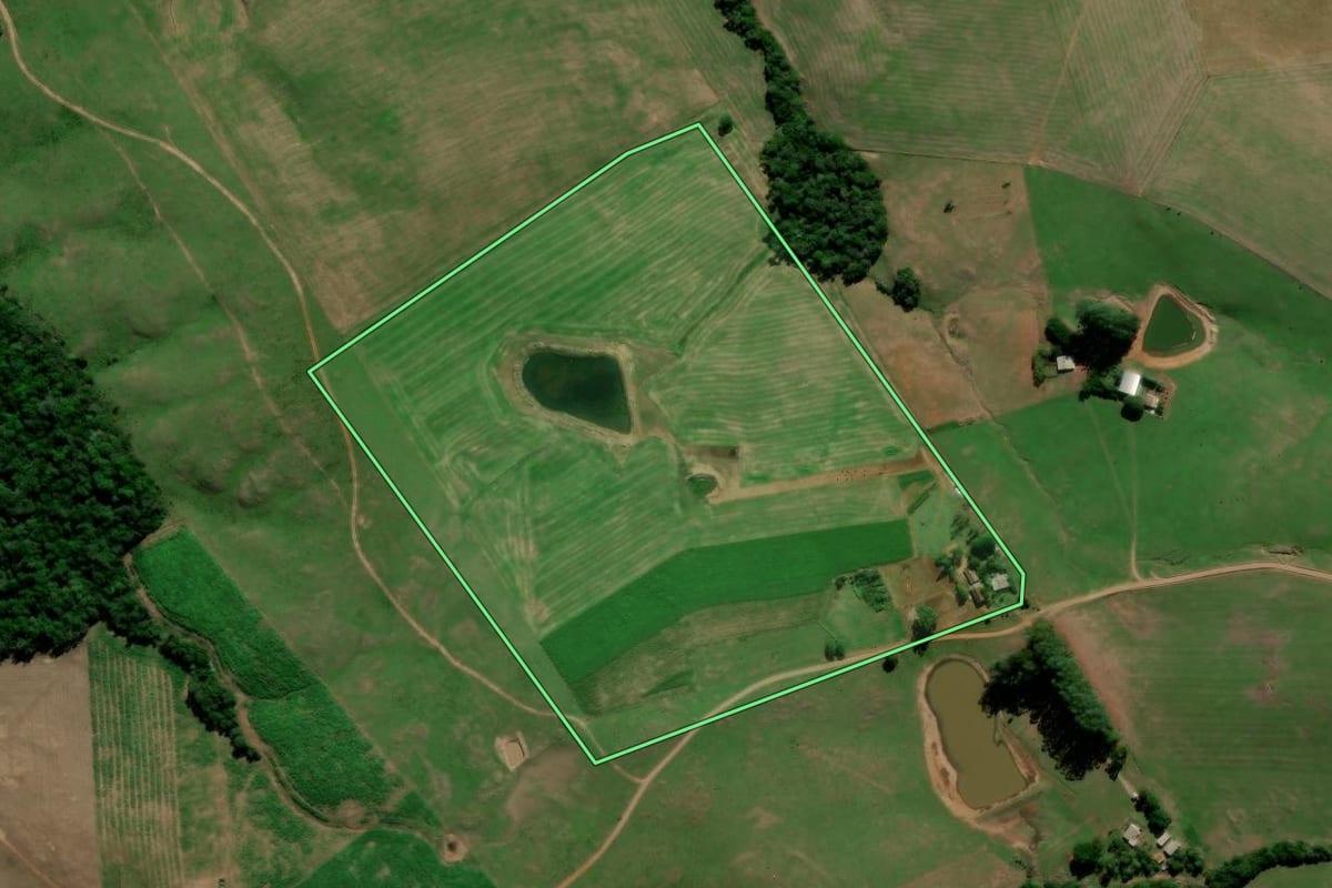Imagem de satélite do imóvel rural em Nova Palma (RS), com o contorno declarado no CAR desenhado por cima.