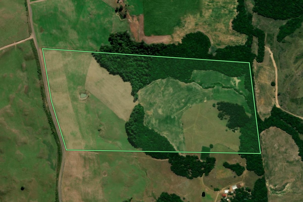 Imagem de satélite do imóvel rural em Nova Palma (RS), com o contorno declarado no CAR desenhado por cima.