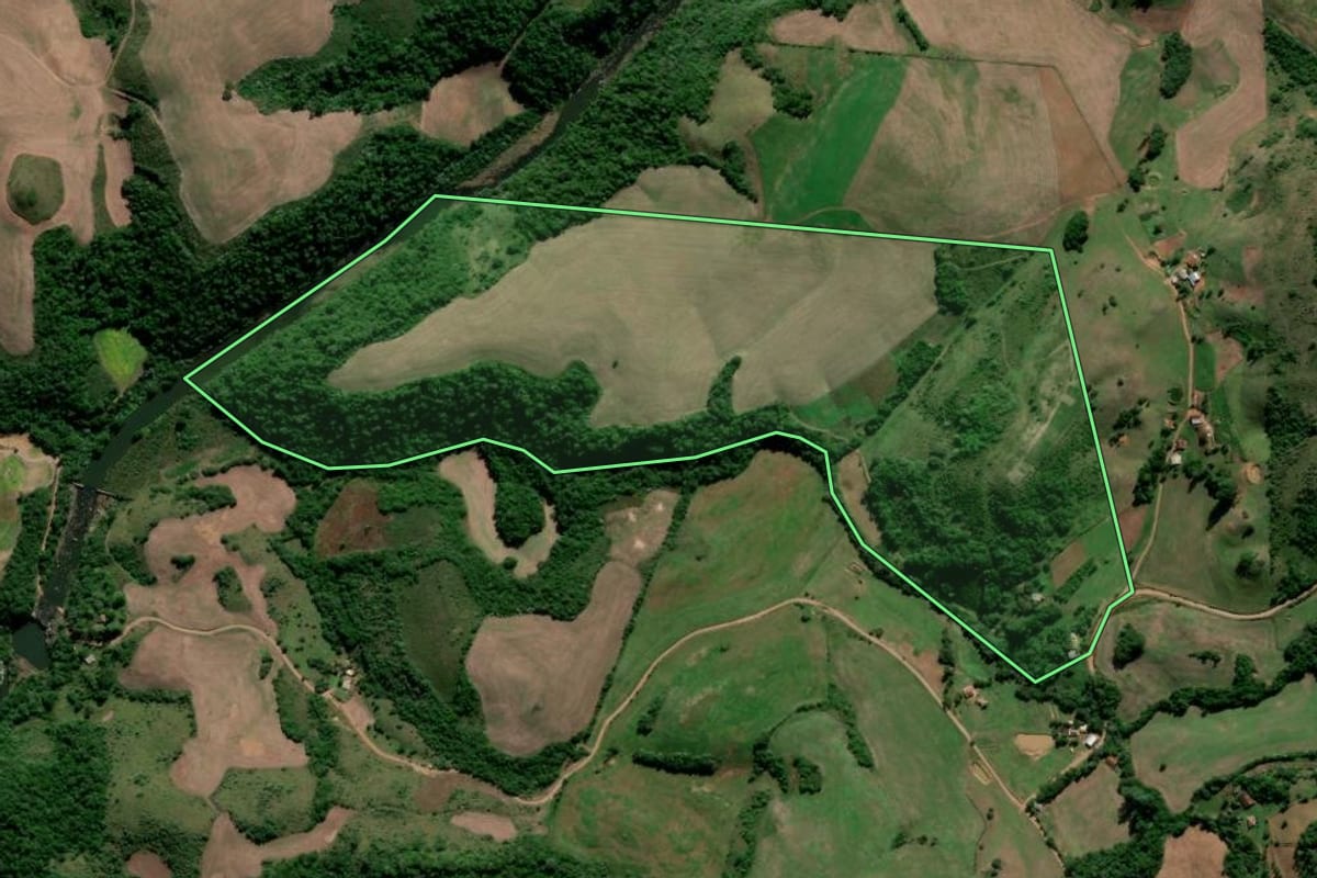 Imagem de satélite do imóvel rural em Nova Palma (RS), com o contorno declarado no CAR desenhado por cima.