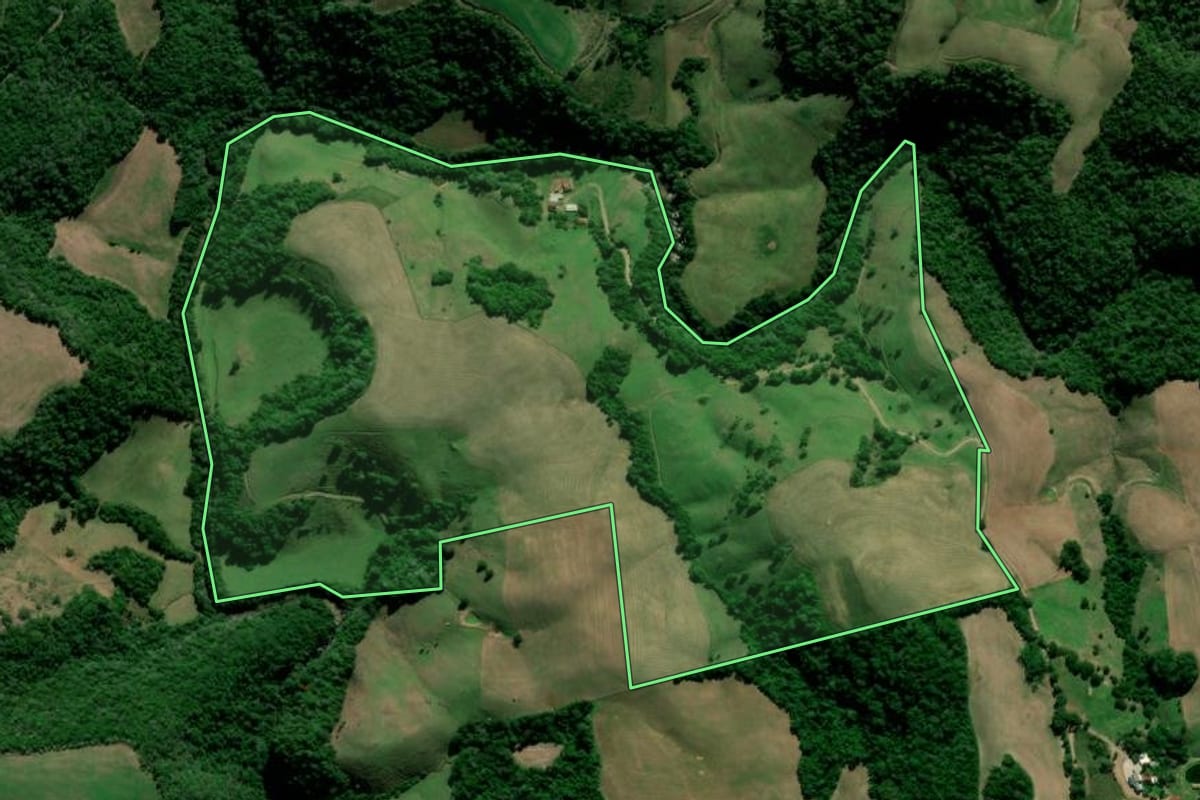 Imagem de satélite do imóvel rural em Nova Palma (RS), com o contorno declarado no CAR desenhado por cima.