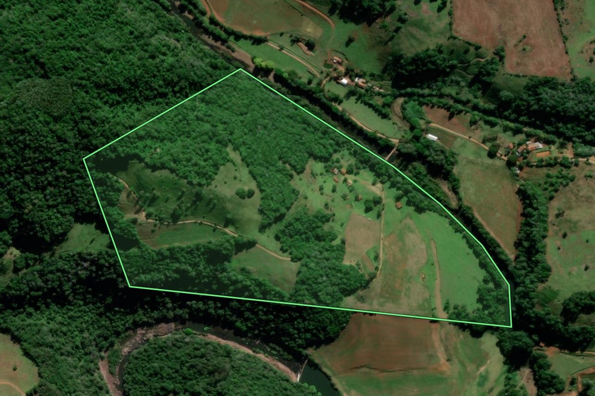 Imagem de satélite do imóvel rural em Nova Palma (RS), com o contorno declarado no CAR desenhado por cima.