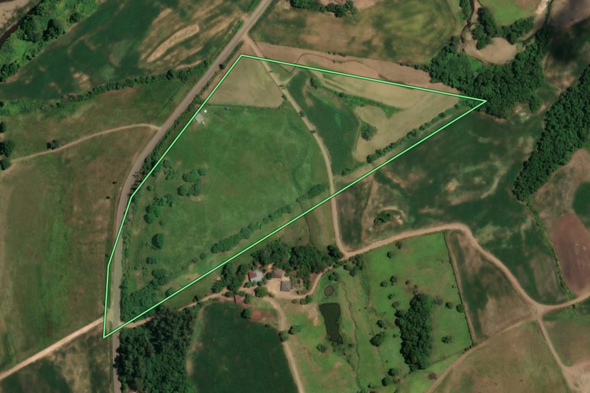 Imagem de satélite do imóvel rural em Nova Palma (RS), com o contorno declarado no CAR desenhado por cima.