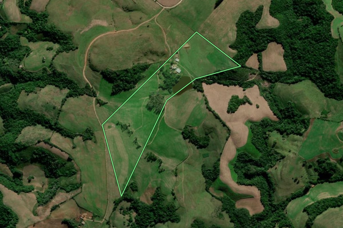 Imagem de satélite do imóvel rural em Nova Palma (RS), com o contorno declarado no CAR desenhado por cima.