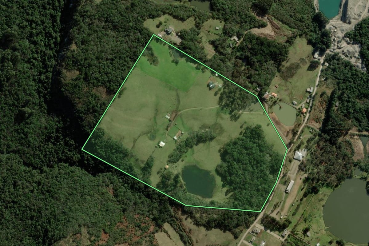 Imagem de satélite do imóvel rural em Nova Petrópolis (RS), com o contorno declarado no CAR desenhado por cima.