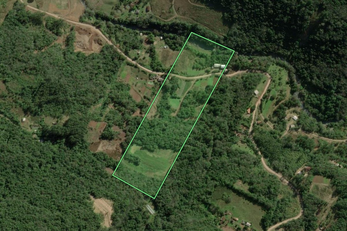 Imagem de satélite do imóvel rural em Nova Petrópolis (RS), com o contorno declarado no CAR desenhado por cima.