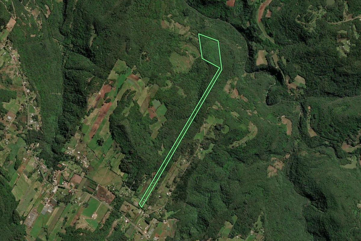 Imagem de satélite do imóvel rural em Nova Petrópolis (RS), com o contorno declarado no CAR desenhado por cima.