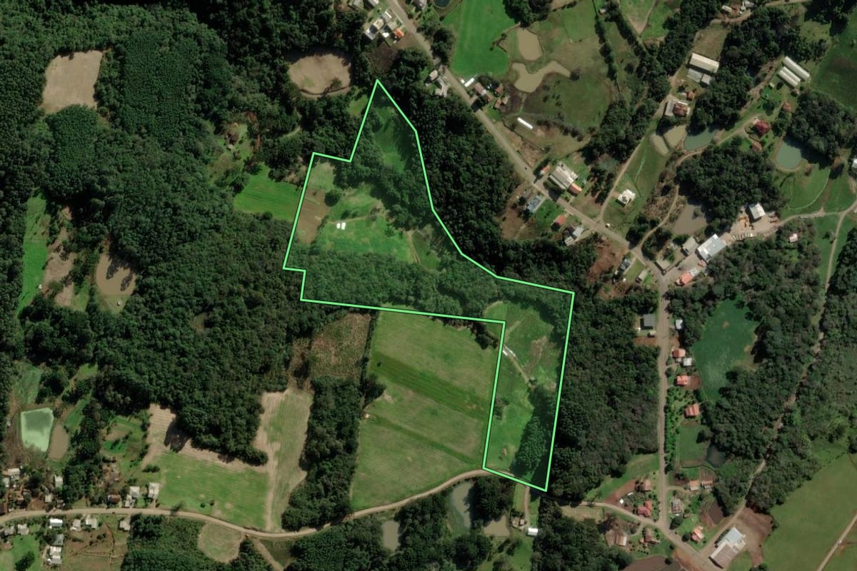Imagem de satélite do imóvel rural em Nova Petrópolis (RS), com o contorno declarado no CAR desenhado por cima.