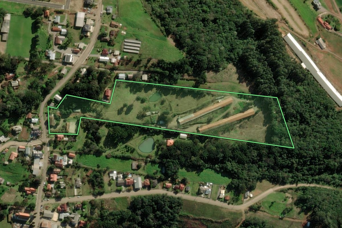 Imagem de satélite do imóvel rural em Nova Petrópolis (RS), com o contorno declarado no CAR desenhado por cima.