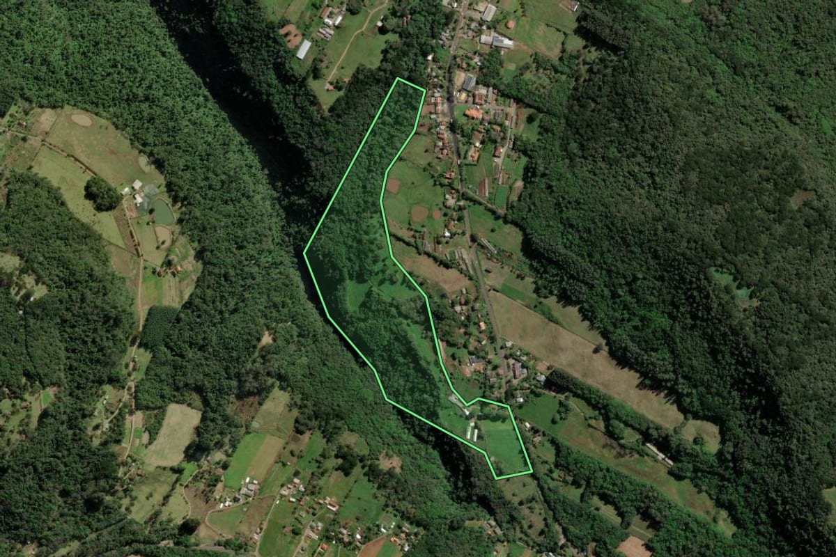 Imagem de satélite do imóvel rural em Nova Petrópolis (RS), com o contorno declarado no CAR desenhado por cima.