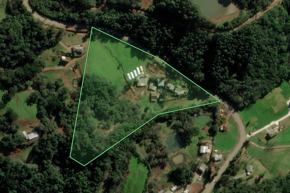 Imagem de satélite do imóvel rural em Nova Petrópolis (RS), com o contorno declarado no CAR desenhado por cima.