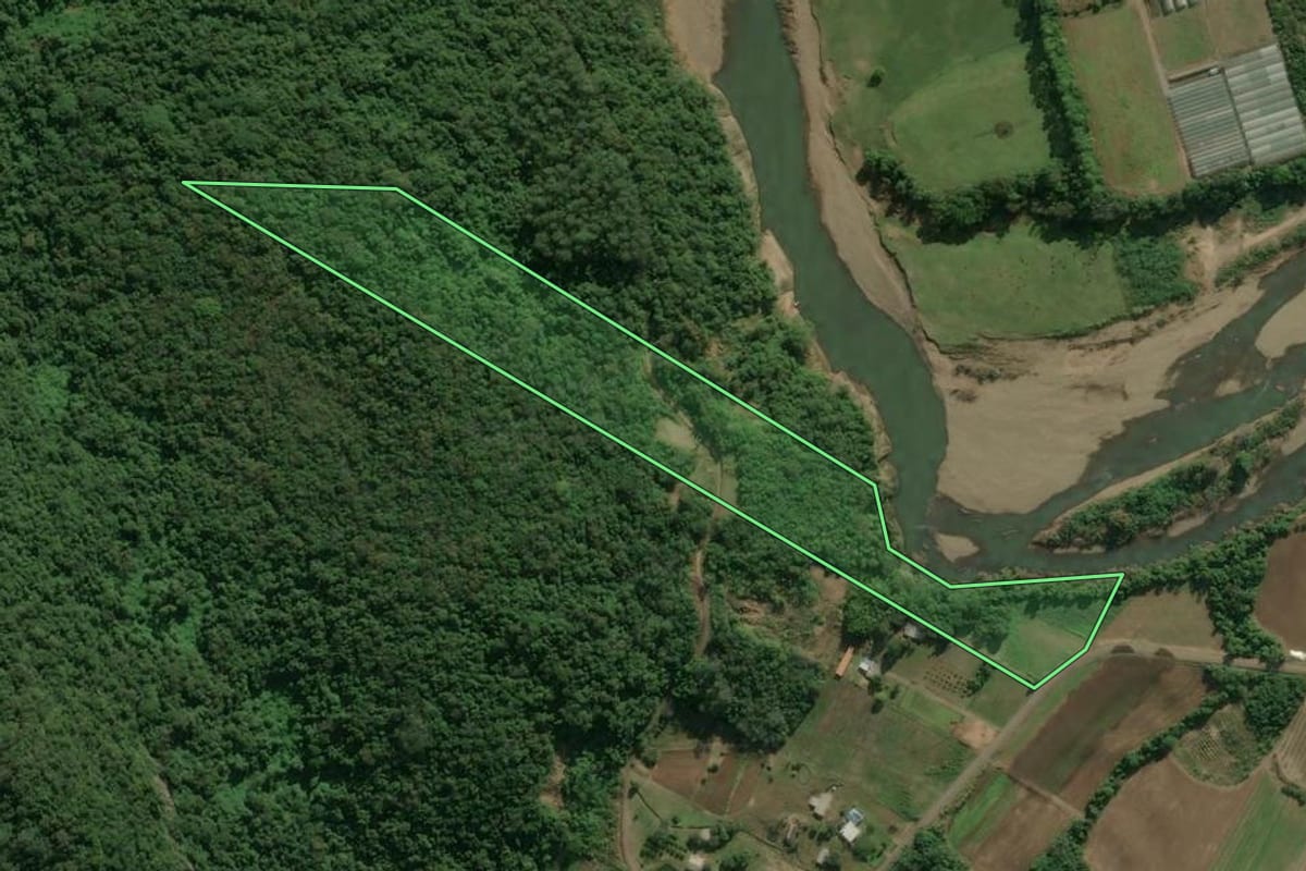 Imagem de satélite do imóvel rural em Nova Petrópolis (RS), com o contorno declarado no CAR desenhado por cima.