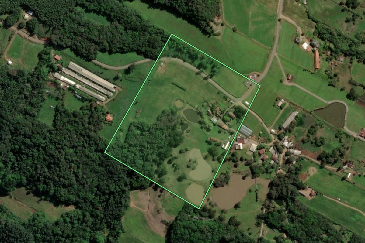 Imagem de satélite do imóvel rural em Nova Petrópolis (RS), com o contorno declarado no CAR desenhado por cima.
