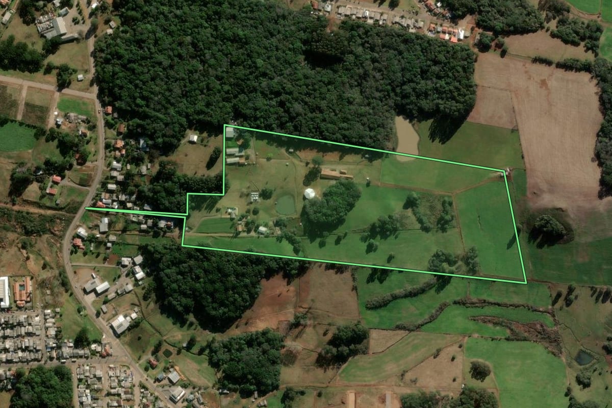 Imagem de satélite do imóvel rural em Nova Prata (RS), com o contorno declarado no CAR desenhado por cima.